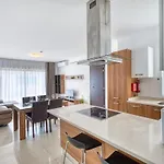 Spacious 2bd Penthouse In The Heart Of