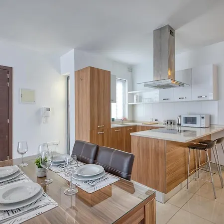 Spacious 2bd Penthouse In The Heart Of スリーマ