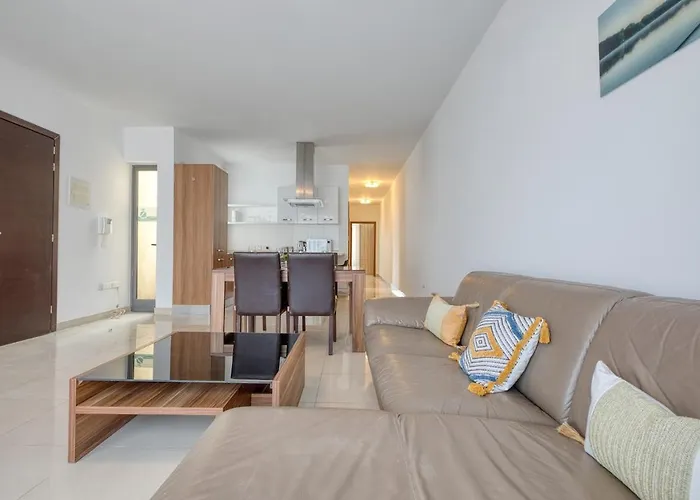 Spacious 2bd Penthouse In The Heart Of アパート *