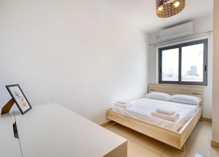 Spacious 2bd Penthouse In The Heart Of * スリーマ