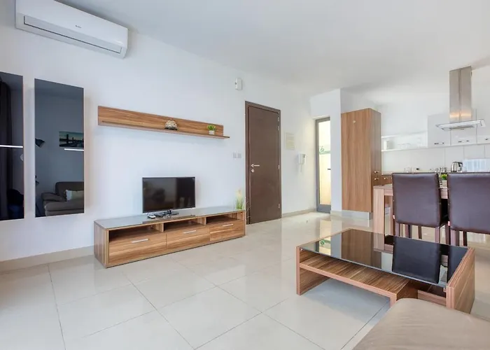Spacious 2bd Penthouse In The Heart Of * スリーマ