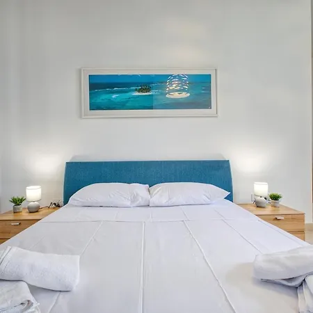 Spacious 2bd Penthouse In The Heart Of *