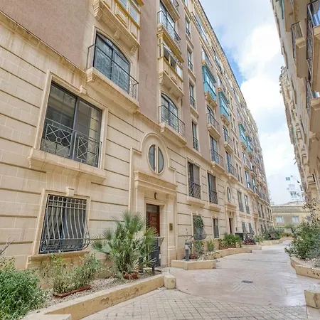 Spacious 2bd Penthouse In The Heart Of Appartement