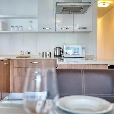 Spacious 2bd Penthouse In The Heart Of