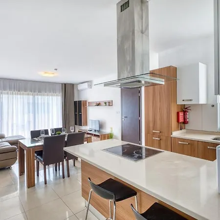 Spacious 2bd Penthouse In The Heart Of
