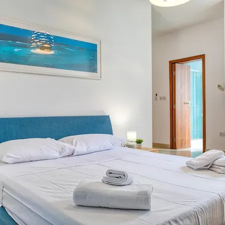 Spacious 2bd Penthouse In The Heart Of