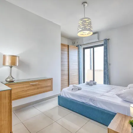 Lejlighed Spacious 2bd Penthouse In The Heart Of