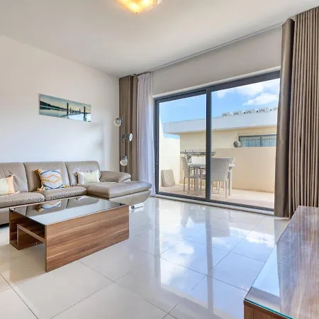 Spacious 2bd Penthouse In The Heart Of *