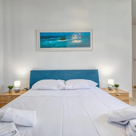 Spacious 2bd Penthouse In The Heart Of *