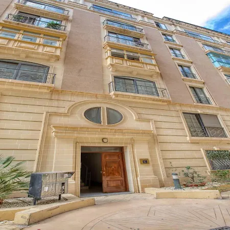 Spacious 2bd Penthouse In The Heart Of *