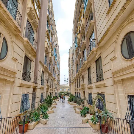Lejlighed Spacious 2bd Penthouse In The Heart Of