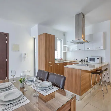 Lejlighed Spacious 2bd Penthouse In The Heart Of