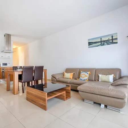 Spacious 2bd Penthouse In The Heart Of Lejlighed