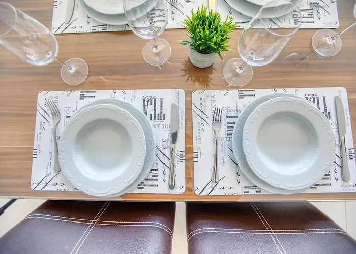 Spacious 2bd Penthouse In The Heart Of Daire