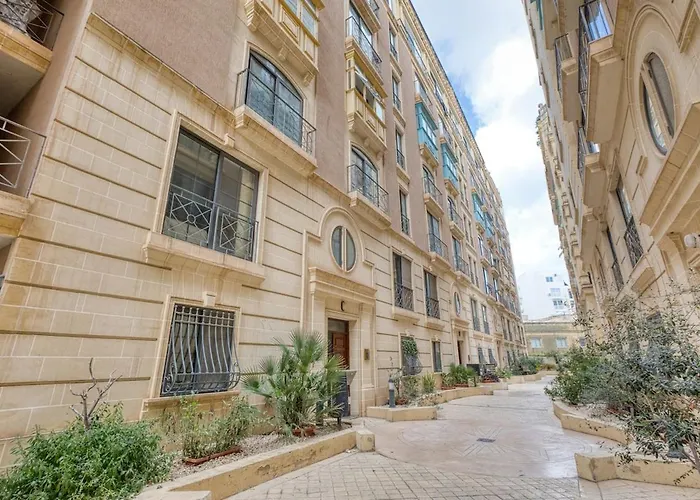 Spacious 2bd Penthouse In The Heart Of Apartament