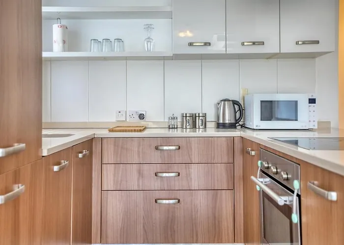 Spacious 2bd Penthouse In The Heart Of Daire