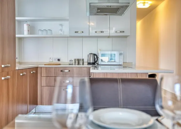 Spacious 2bd Penthouse In The Heart Of
