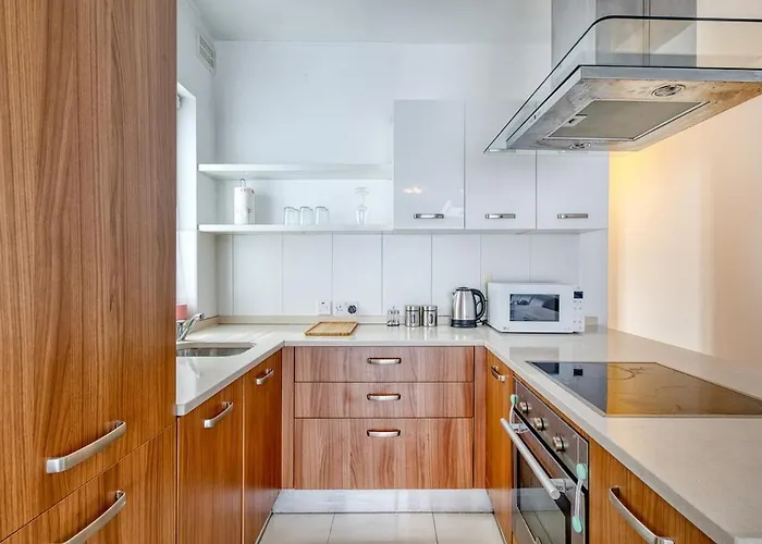 Spacious 2bd Penthouse In The Heart Of Daire