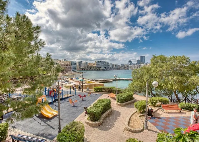 Spacious 2bd Penthouse In The Heart Of