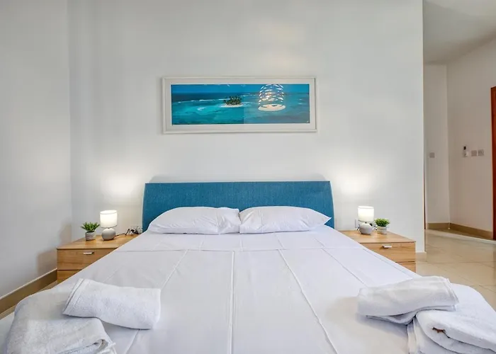 Spacious 2bd Penthouse In The Heart Of *