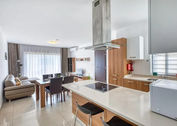 Spacious 2bd Penthouse In The Heart Of