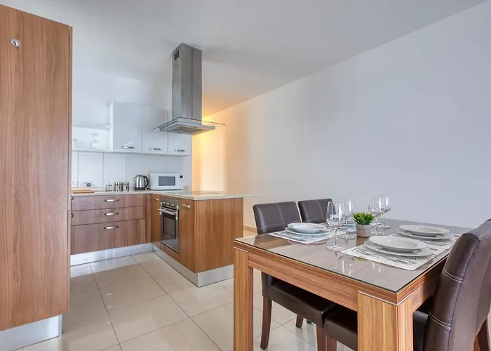 Spacious 2bd Penthouse In The Heart Of